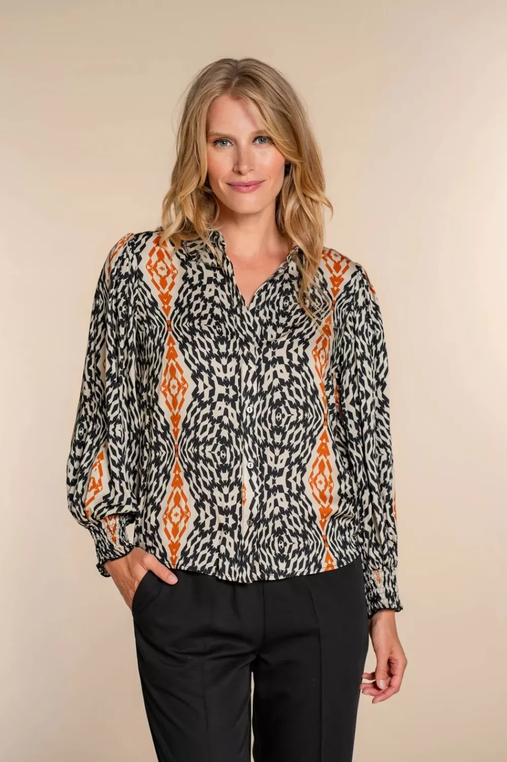 Geisha Fashion -Geisha Dames Blouse Met Ikat Print 33641-20 Sand